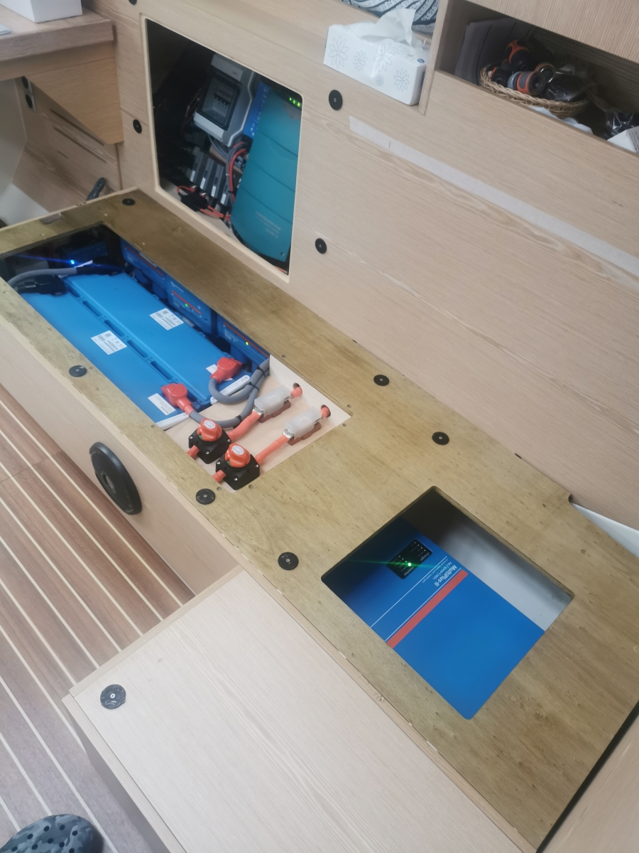 Prilagojena nadgradnja električnega sistema za jadrnico